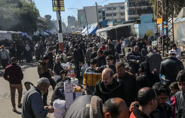 خیابانی در شهر کوچک رفح که بیش از یک میلیون و ۳۰۰ هزار نفر از آوارگان باریکه غزه به آنجا پناه برده‌اند؛ دستفروشان خیابانی در غرفه‌های خود غذا عرضه می‌کند