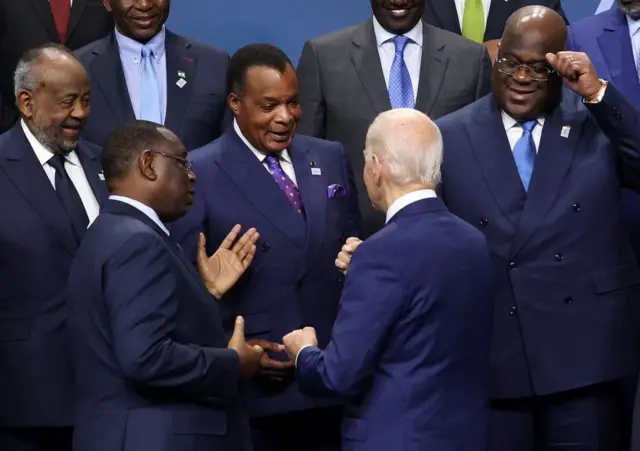 L'ex président américain Joe Biden (au centre, de dos) échange avec le président de la République du Congo Denis Sassou Nguesso lors de la photo de groupe prise lors du Sommet des dirigeants américains et africains, le 15 décembre 2022 à Washington, DC. 