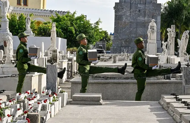 Các binh sĩ Cuba khiêng di hài của một số đồng đội trong số 32 quân nhân tử trận khi Mỹ can thiệp quân sự vào Venezuela, tại tang lễ diễn ra ở nghĩa trang Colón, Havana vào ngày 16/1/2026