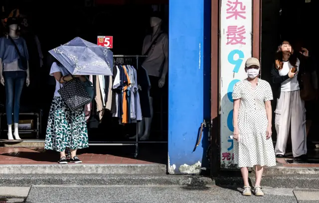 台湾女性在酷热天气下