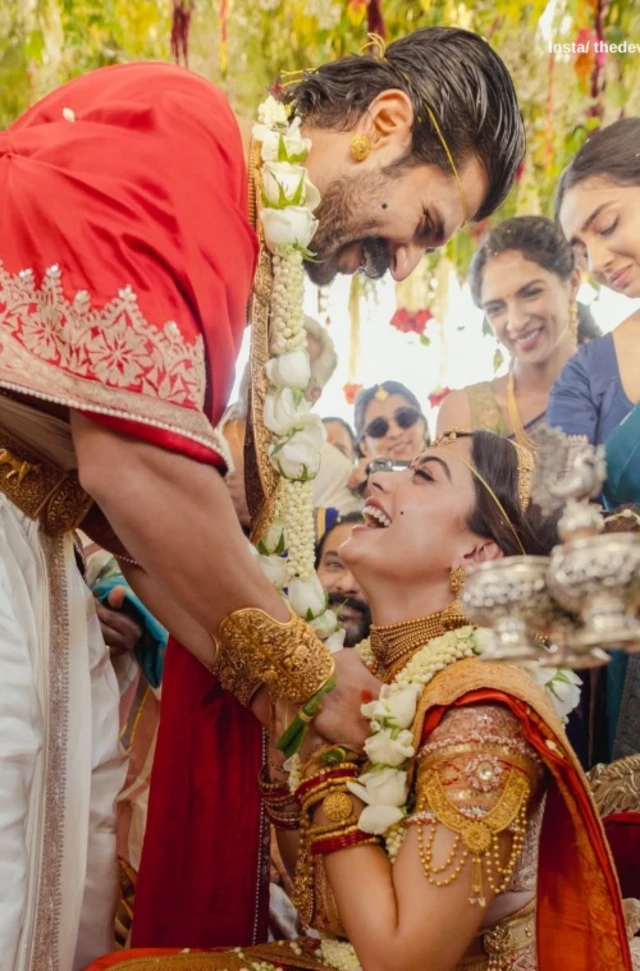 विजय आणि रश्मिका यांनी आपल्या विवाहाचे फोटो सोशल मीडियावर शेअर केले आहेत.