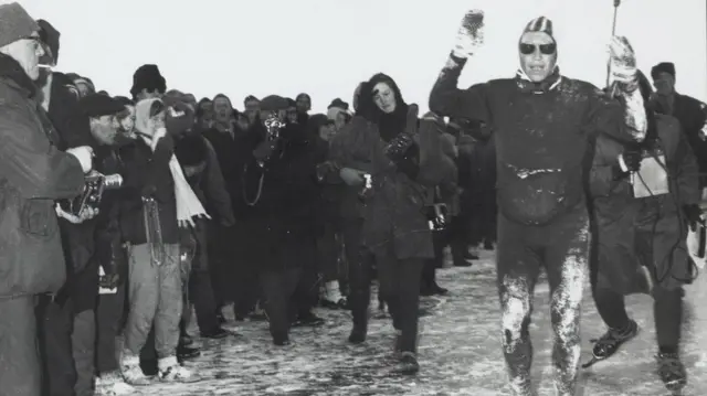 استقبال روزنامه نگاران، طرفداران و خانواده سلطنتی از پاپینگ برای قهرمانی مشهورش در سال ۱۹۶۳