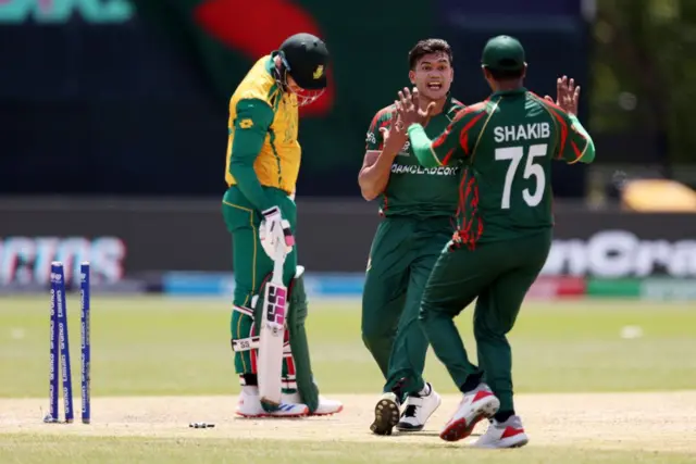 উইকেট নেয়ার পর সাকিবের সাথে তাসকিনের উল্লাস