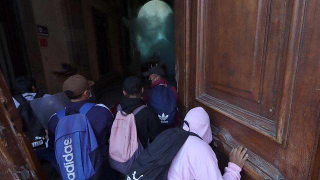 Ayotzinapa: estudiantes derriban como protesta una puerta del Palacio Nacional en México donde AMLO ofrecía su conferencia de prensa - BBC News Mundo
