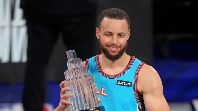 Stephen Curry gecenin en değerli oyuncusu ödülünü aldı. 