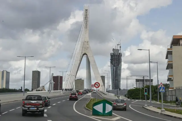 Une vue générale du pont Alassane Ouattara à l'entrée du plateau, le quartier des affaires d'Abidjan le 26 avril 2024.