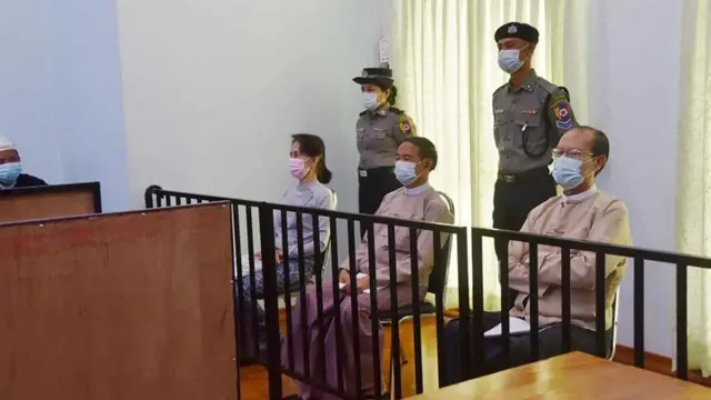 आंग सान सू की यांचे शेवटचे फोटो मे 2024 मध्ये समोर आले होते. यात त्या राष्ट्राध्यक्ष विम मिंट (मध्यभागी) आणि ने प्यी टॉव कौन्सिलचे अध्यक्ष म्यो आंग (उजवीकडे) यांच्यासह न्यायालयात दिसत आहेत