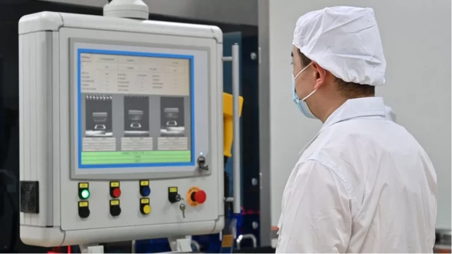 Một nhà máy sản xuất vaccine ở Thượng Hải, Trung Quốc