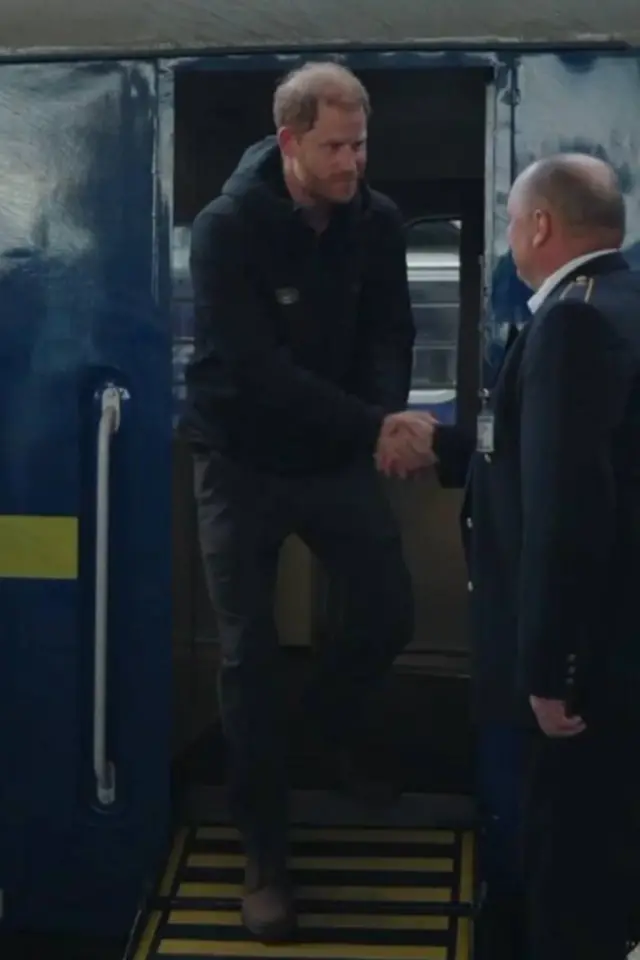 Принц Гаррі потискає руку провіднику, виходячи з вагона