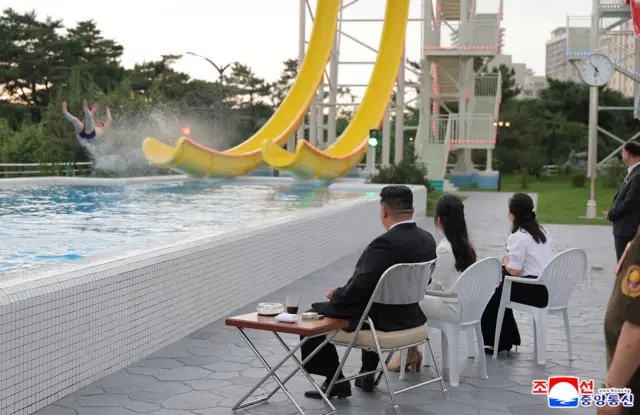 북한 김정은 위원장과 딸 주애, 부인 리설주가 원산갈마해안관광지구 준공식에서 놀이기구를 타는 남성을 바라보고 있다