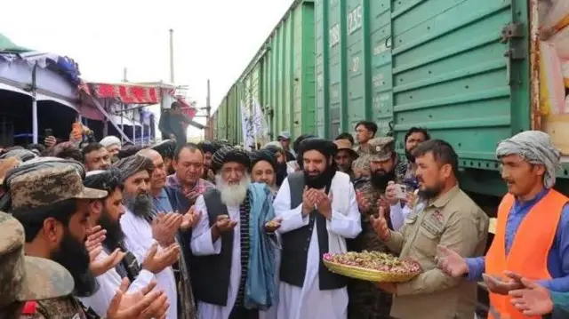 د طالبانو حکومت د ریاست الوزرا اقتصادي مرستیال، د ټولګټو وزیر او نور چارواکي د یوې رېل پټلۍ د پرانېستې پر مهال