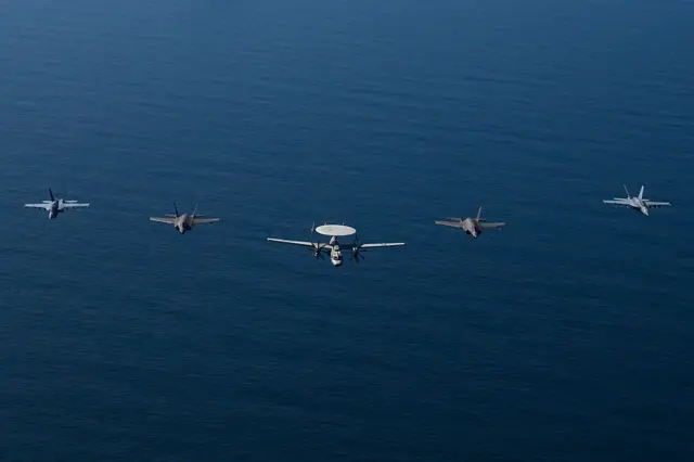 Cinco aviones de Estados Unidos vuelan en formación sobre el mar Arábigo, en una imagen difundida por el Pentágono. 