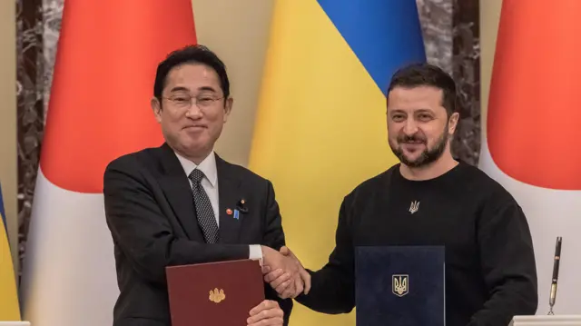Presiden Ukraina Volodymyr Zelensky dan Perdana Menteri Jepang Fumio Kishida
