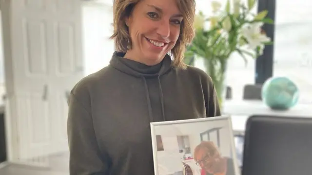 ኣብተን ናይ መወዳእታ ህሞት ኣእዳው ኣደኣ እናዝሓላ ኪከዳ እንከለዋ ክምዘረምሰሰተን ትዝክር