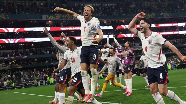 Harry Kane celebra com demais jogadores a vitória sobre o México.