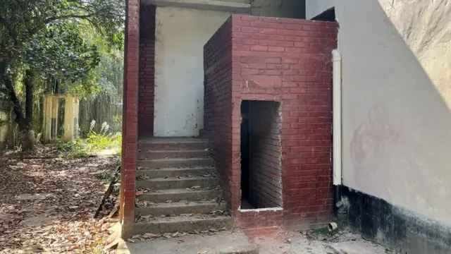 পেছনের অংশ লুকাতে দরজাটি ইট দিয়ে ঢেকে দেয়া হয়েছিল