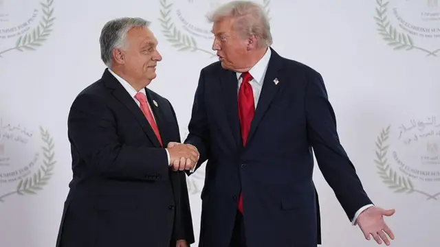 Prezydent USA Donald Trump wita premiera Węgier Viktora Orbána podczas szczytu przywódców europejskich i bliskowschodnich 13 października 2025 roku w Szarm el-Szejk, Egipt.
