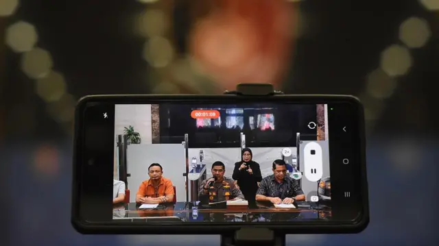 Tampilan layar gawai wartawan merekam video konferensi pers Karopenmas Divisi Humas Polri terkait kasus polisi tertembak polisi di Gedung Bareskrim Mabes Polri.
