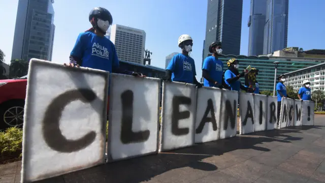 Aktivis Greenpeace Indonesia membentangkan tulisan "Clean Air Now" (Udara Bersih Sekarang) yang dikumpulkan dari debu polusi saat menggelar aksi di kawasan Bundaran HI, Jakarta, Jumat (22/09).