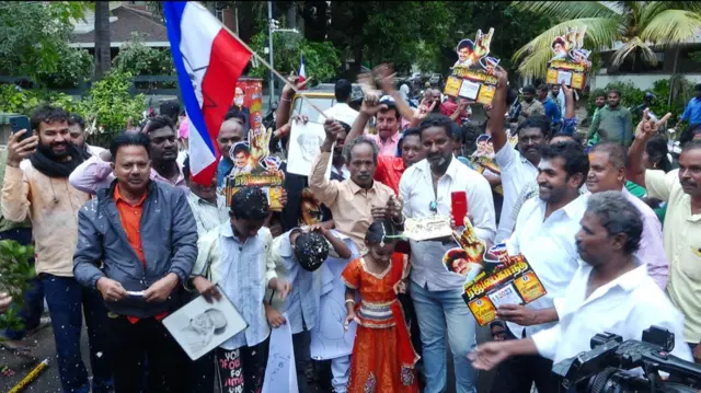 ரஜினிகாந்த் பிறந்தநாள்: வீட்டின் முன் ரசிகர்கள் கொண்டாட்டம் 