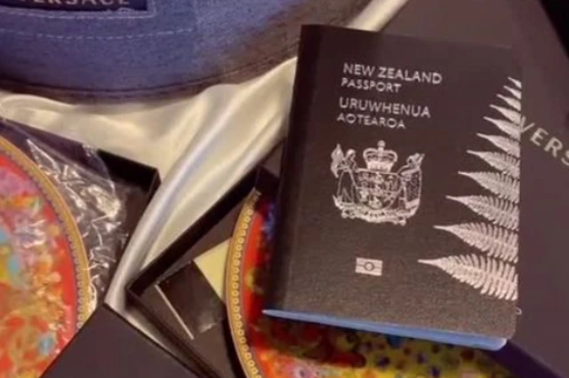 تصویری از گذرنامه نیوزیلندی «شاهزاده سرین» به دست بی‌بی‌سی رسیده است