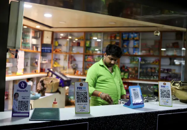 भारतको एक पसलमा रहेका विभिन्न क्यूआर