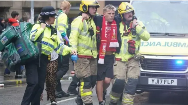 救急隊に運ばれる負傷者