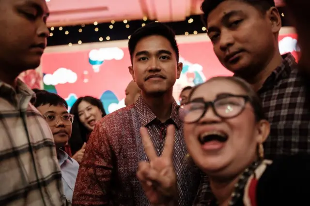 Kaesang Pangarep (tengah) menghadiri acara perayaan Tahun Baru Imlek Naga di Jakarta pada 11 Februari 2024.