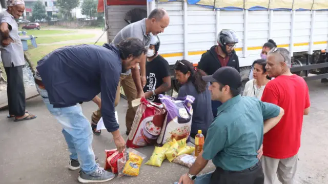 सुपथ मूल्य पसलबाट सामान किन्दै उपभोक्ता 