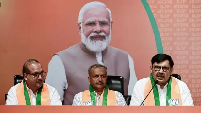 सुनील सांगवान (मध्यभागी) भाजपमध्ये प्रवेशादरम्यान.