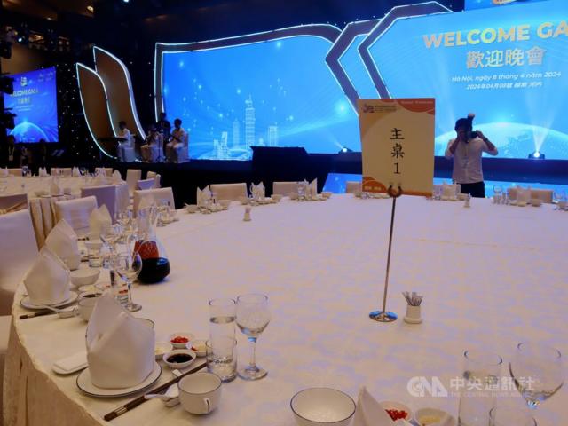 Màn hình với dòng "Tiệc tối của của Bộ Ngoại giao" vào tối ngày 8/4 được đổi thành "Tiệc chào mừng", bảng tên trên bàn có hình cờ Đài Loan cũng bị lấy đi khiến khách không thể tìm thấy chỗ ngồi của mìnmìn