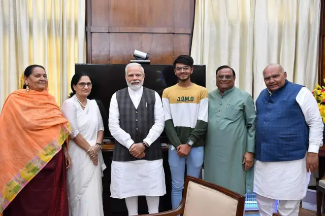 વડા પ્રધાન મોદી સાથે ઢેલીબહેન ઓડેદરા (ડાબેથી બીજા ક્રમે)