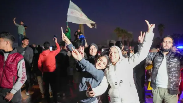 مردم سوریه در مرکز دمشق گرد آمدند تا سقوط بشار اسد را جشن بگیرند
