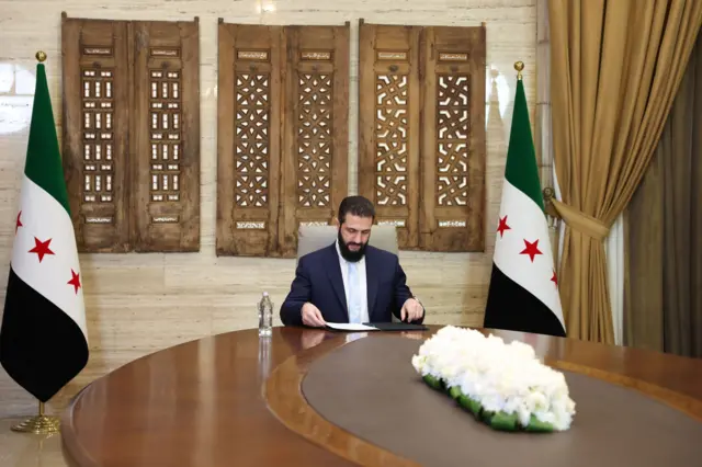 رئيس المرحلة الانتقالية في سوريا أحمد الشرع يتحدث إلى وسائل إعلام أثناء توقيعه في دمشق اتفاقية وقف إطلاق النار مع قوات سوريا الديمقراطية (قسد) في 18 يناير/كانون الثاني 2026