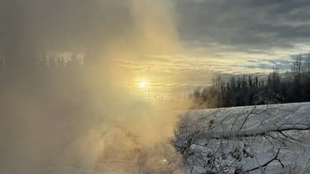 Fumaça sobre a neve durante por do solbaixar spaceman jogo de apostaestrada