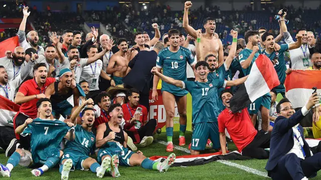 احتفال لاعبي منتخب العراق، بالقمصان الخضراء، بالفوز على بوليفيا في المكسيك والتأهل إلى كأس العالم 2026.