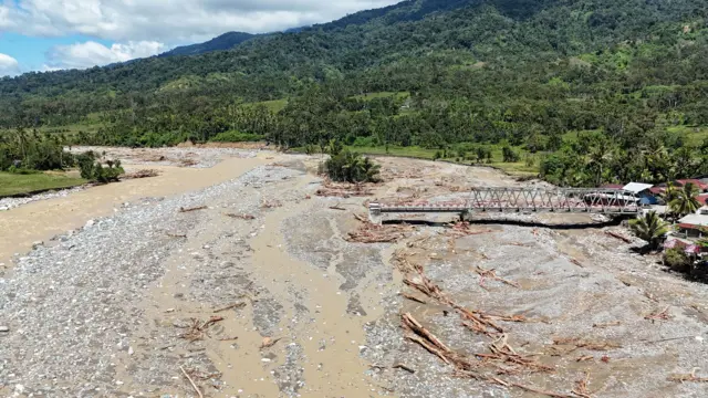 Jembatan dan jalan banyak terputus di Aceh akibat banjir 26 November lalu.