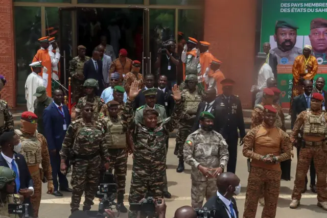 Les trois dirigeants de l'AES (Aboudoulaye Tiani a levé les deux mains avec Assimi Goita et Ibrahim Traoré à ses côtés)