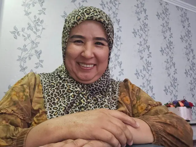 Ro'mol o'ragan ayol kulib qarab turipti