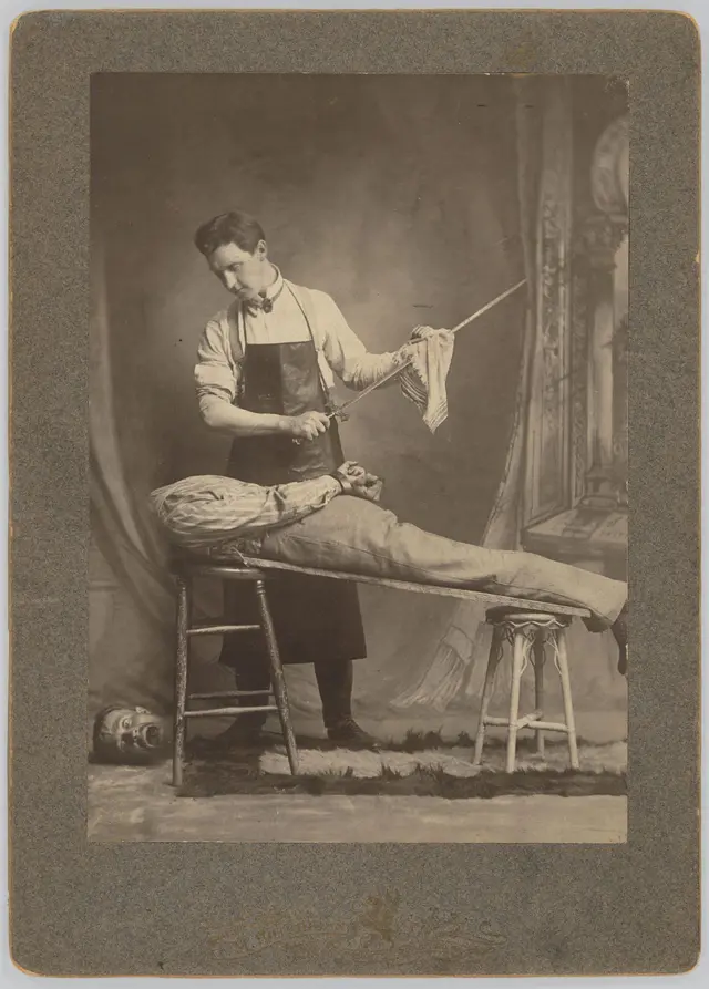 목이 잘린 몸과 비명을 지르는 듯한 머리