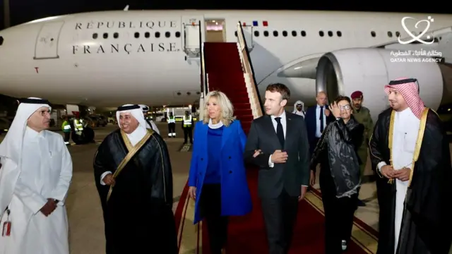 फ्रान्सका राष्ट्रपति एमानुएल माक्रोँ आफ्नी पत्नीसहित विश्वकप फाइनल हेर्न कतार पुगेका छन्