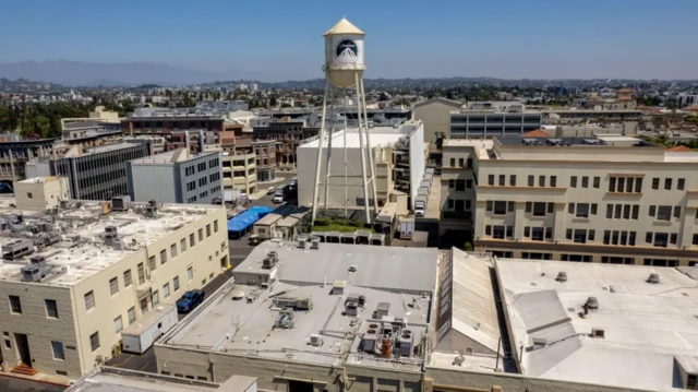 نمایی از شهر و پشت‌بام‌ها
