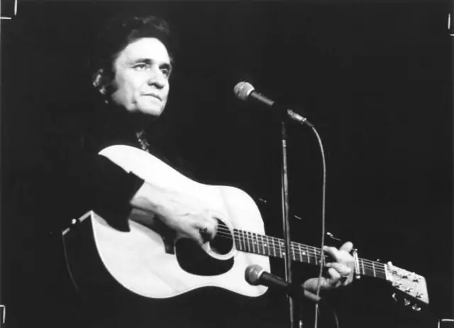 Популяризувати ідею про економне використання бензину залучили "чоловіка в чорному" - зірку кантрі-музики Джонні Кеша