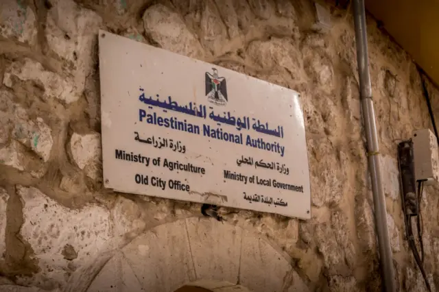 لافتة "السلطة الوطنية الفلسطينية" مكتوبة باللغتين العربية والإنجليزية في الخليل في الضفة الغربية المحتلة