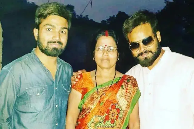 मां और भाई के साथ मनीष कश्यप