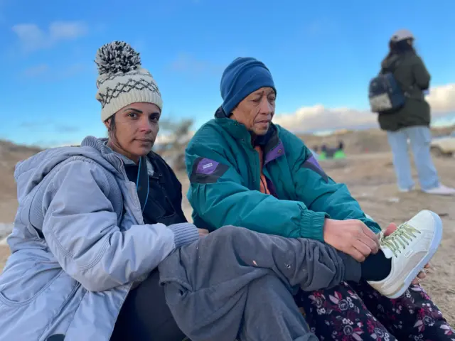 Yenis Leidy e Armando em Camp Willow, Deserto de Jacumba, na Califórnia