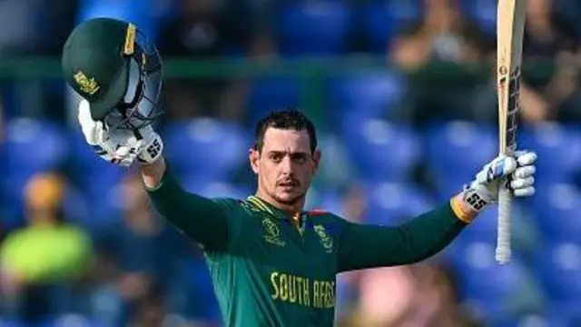 කුවින්ටන් ඩි කොක් පන්දු 83 කදී ලකුණු 100ක් රැස් කළ අතර ඔහු සිය ශතකය රැස් කොට ඊළඟ පන්දුවෙන් දැවී ගියේ මතිෂ පතිරණගේ පන්දුවක් හමුවෙයි.