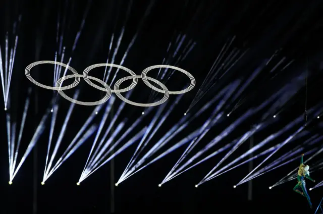 Baletan u vazduhu ispred olimpijskih krugova