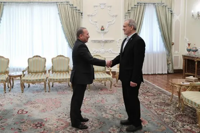 Кыргызстандын элчиси Акылбек Кылычев менен Ирандын президенти Масуд Пезешкиан, 24-февраль 2026-жыл.