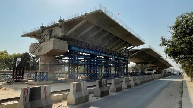 बेगूसराय में कई जगहों पर हमें ख़ासकर सकड़ों के निर्माण का काम होते दिखा.